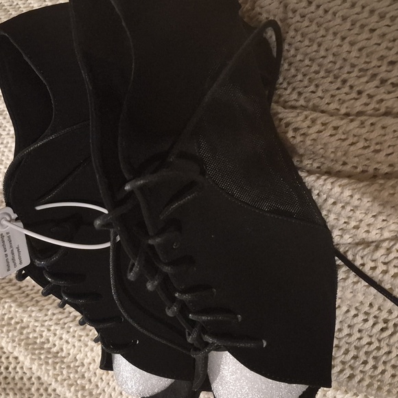 Elegant Black Lace-Up Heels - Picture 4 of 5